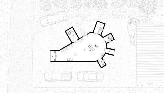 這個游樂場就是不讓你好好走路,木頭道路很奇特~