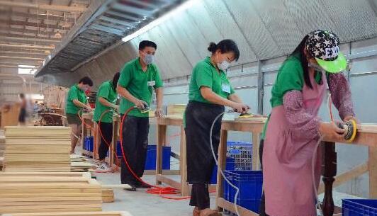 福建華安縣華森家具生產忙 產品遠銷海內外