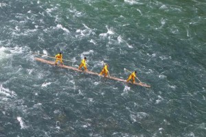 福建寧德：“獨木沖浪”秀絕技